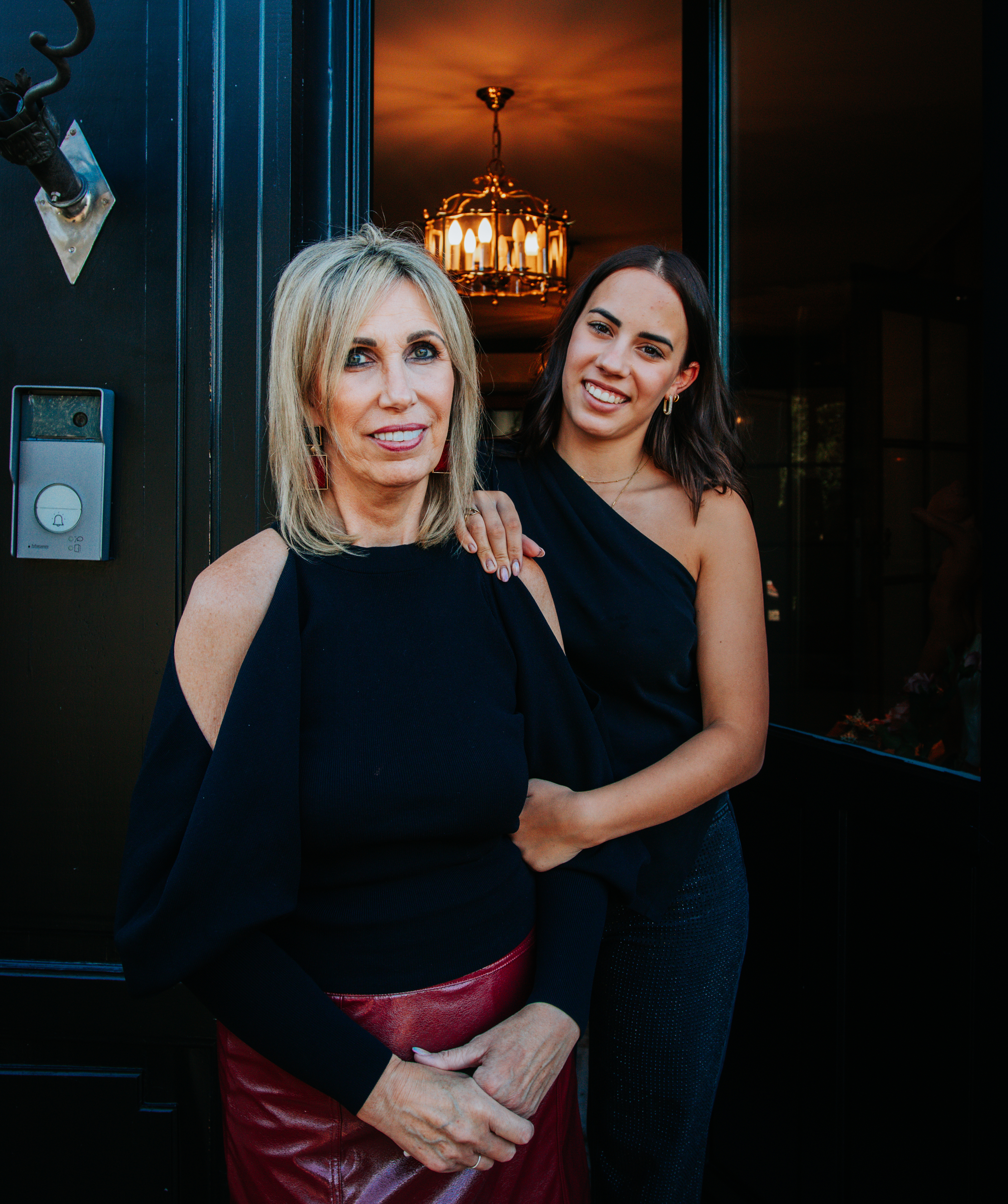 Anthe en Els voor de salon