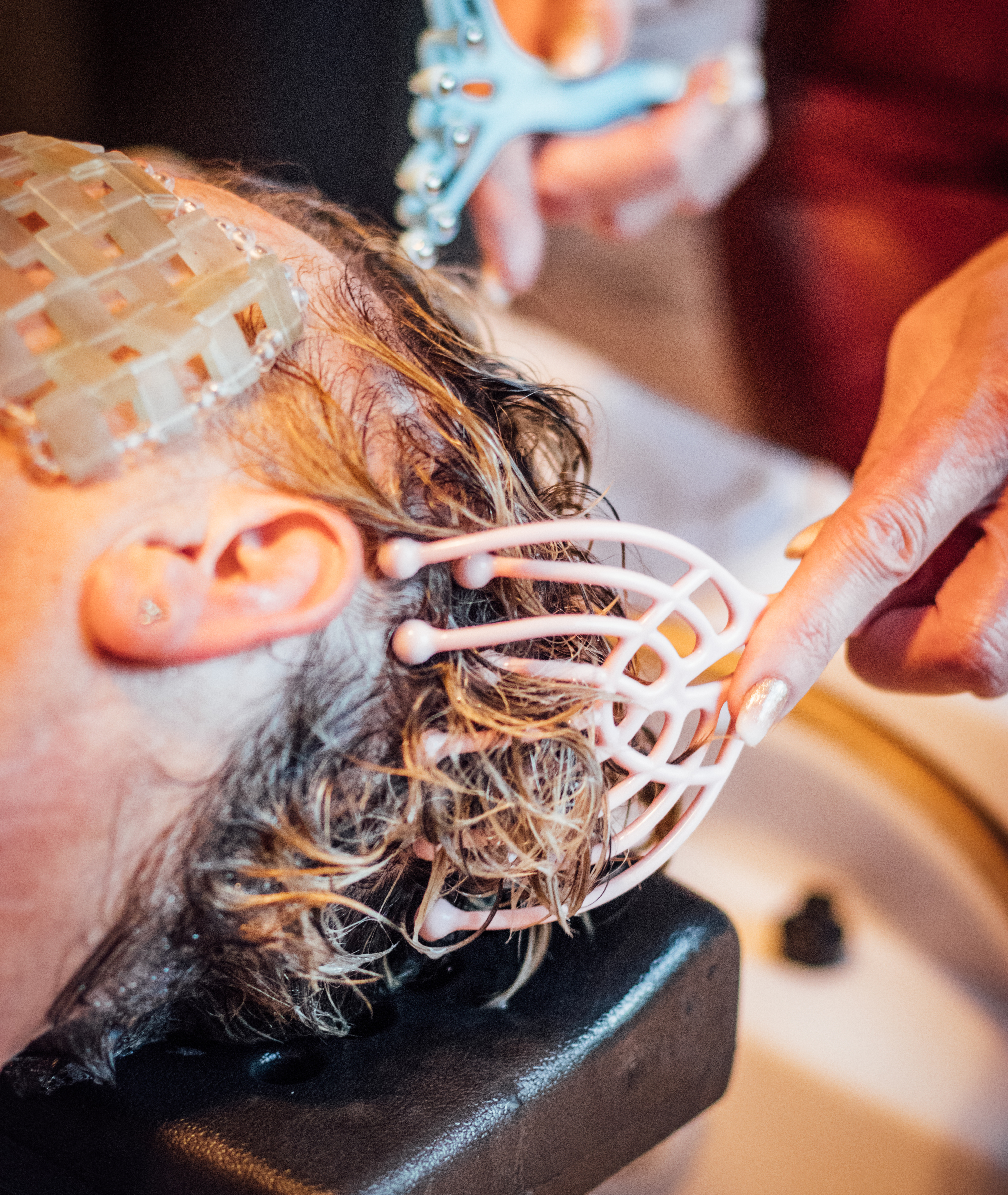 Foto van Els die een Japanese Head Spa uitvoert